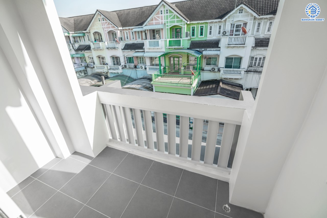 บ้านมือสองตกแต่งใหม่ ทำเลใจกลางเมือง ม.พาร์ค แกลเลอรี่ ประชาชื่น ทาวน์โฮม 3 ชั้น เนื้อที่ 22.5 ตร.ว. ฟังก์ชัน 3 ห้องนอน 3 ห้องน้ำ 2 ที่จอดรถ บนทำเลเดินทางสะดวก เชื่อมต่อหลายเส้นทาง ใกล้เดอะมอลล์งามวงศ์วาน เซ็นทรัลแจ้งวัฒนะ ทางด่วน "งามวงศ์วาน"